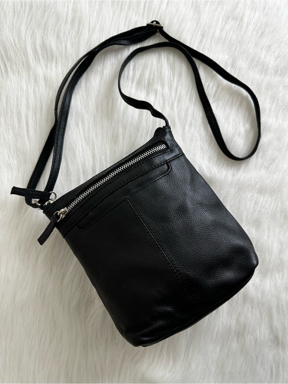 Bueno Black 100% Genuine Leather Zipper Top Crossbody Bag